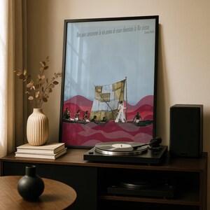 Könnte beinhalten: Ein gerahmter Kunstdruck mit schwarzem Rahmen, der eine stilisierte Illustration einer Person in einem weißen Anzug zeigt, die über Wasser geht. Das Kunstwerk hat ein rot-blaues Farbschema mit einem Boot und Figuren. Der Text oben ist auf Italienisch.