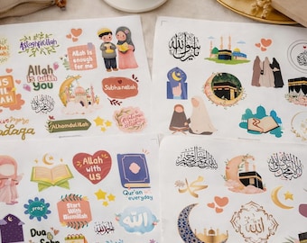 Puede incluir: Dos hojas de pegatinas con diseños islámicos. Las pegatinas presentan ilustraciones de mezquitas, medias lunas y figuras con vestimenta tradicional, junto con caligrafía árabe y frases como "Allah está contigo."