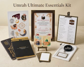 Puede incluir: Kit Umrah Ultimate Essentials que incluye un certificado de finalización en un marco oscuro, una lista de verificación en un portapapeles, un diario negro, una hoja de pegatinas, una acuarela, tarjetas en blanco y un cordón.