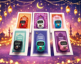 Puede incluir: Una colección de contadores digitales de tasbih en varios colores, incluyendo rojo, blanco, azul, negro, verde y rosa. Cada contador se muestra en una tarjeta con las palabras "Ramadan Mubarak" y un borde decorativo.