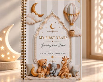 Puede incluir: Un libro de recuerdos con encuadernación en espiral titulado MY FIRST YEARS Growing with Faith AN ISLAMIC MEMORY BOOK. La portada presenta una luna creciente dorada, un globo aerostático y peluches que incluyen un oso, un elefante y una jirafa sobre un fondo a rayas.
