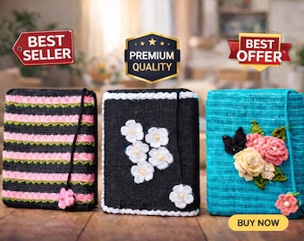 Puede incluir: Tres bolsos rectangulares de ganchillo. El bolso de la izquierda tiene rayas horizontales negras, rosas y verdes. El bolso negro central presenta flores de ganchillo blancas con perlas. El bolso turquesa de la derecha tiene flores.
