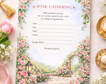 Puede incluir: Una tarjeta de invitación con el texto "IFTAR GATHERING" e ilustraciones florales. La tarjeta incluye espacios para la fecha, el día, la hora y el lugar, con una escena de jardín en la parte inferior. También hay un bolígrafo dorado y elementos decorativos.