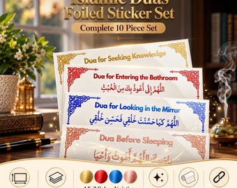 Puede incluir: Un conjunto de 10 pegatinas Islamic Duas con lámina sobre vinilo transparente, con texto en oro, rojo, azul y oro rosa. Cada pegatina A6 en formato horizontal muestra una Dua específica en inglés y árabe con bordes decorativos.