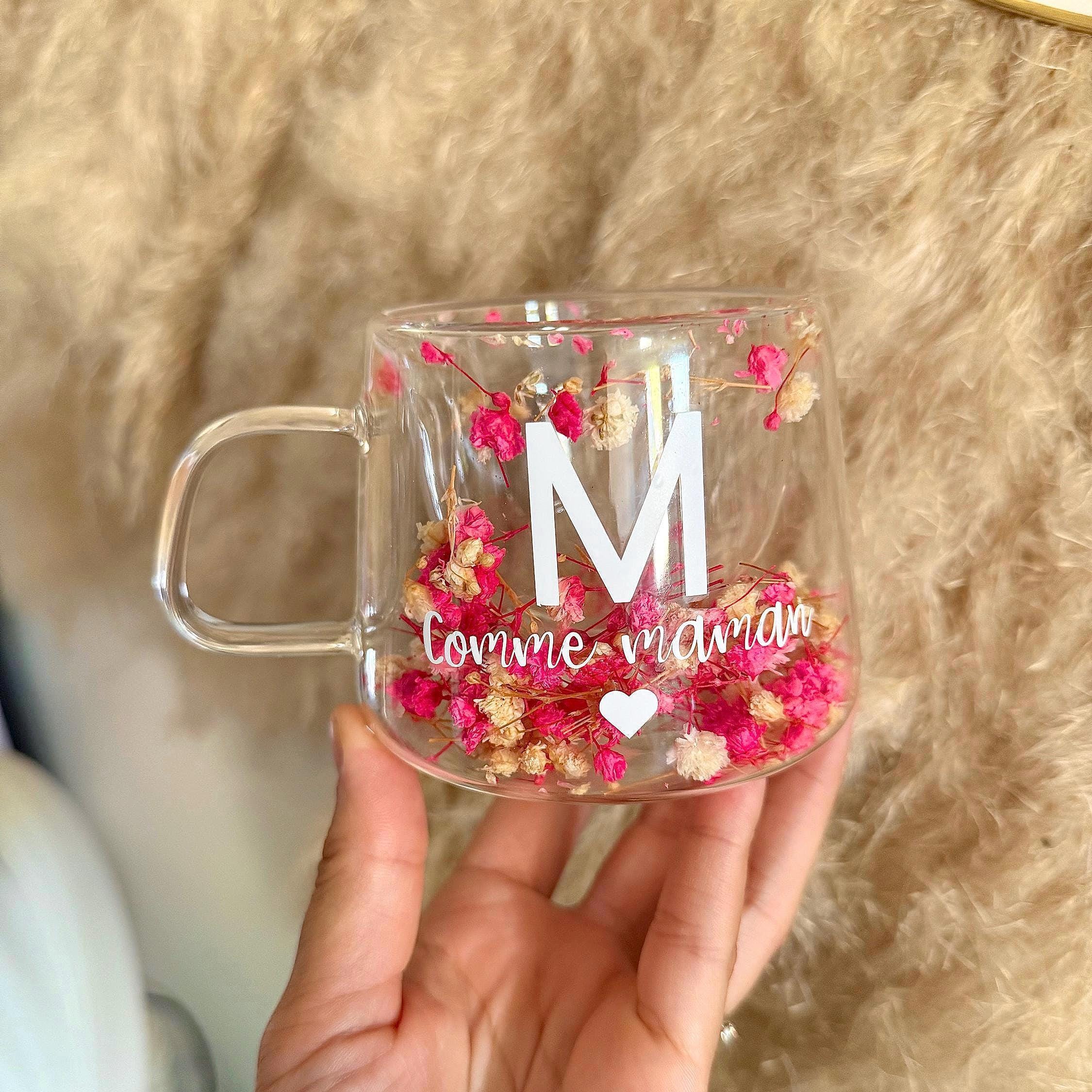 Tasse personnalisée en verre double paroi avec fleurs séchées – Cadeau maîtresse, marraine, maman, nounou – Mug prénom ou message doux