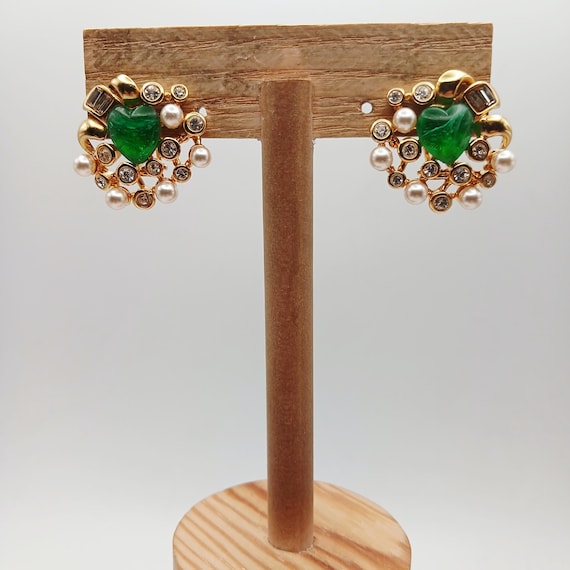 Pendientes vintage con cierre catalán,chapados de oro,perla sintética y vidrio forma corazón.