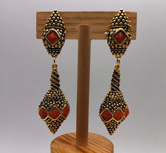 Pendientes vintage de clip chapados de oro y resina