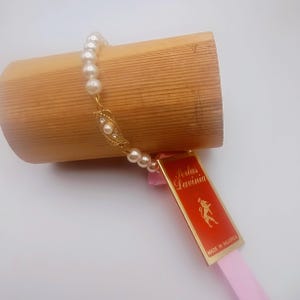 Vintage bracelet with 7-millimeter diameter Mallorcan pearls, gold-plated and glass, by the Spanish brand Perlas Lavinia.