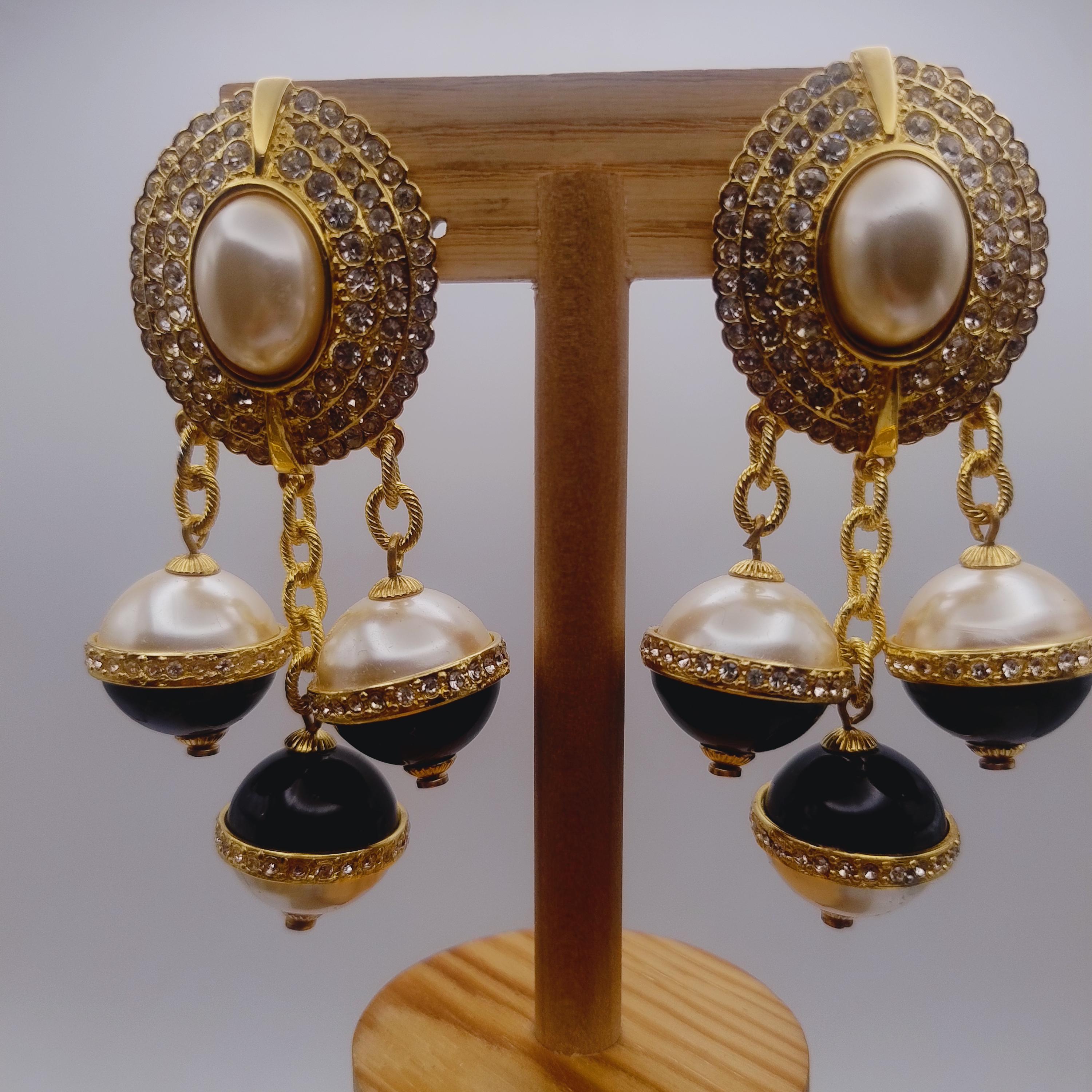 Boucles d'oreilles à clip vintage plaquées or, perles synthétiques, verre et émail. - France