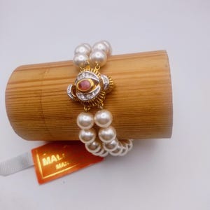 Vintage bracelet made of 9-millimeter diameter Mallorcan pearls, gold-plated and glass, from the Spanish brand Perlas Mar i Cel.