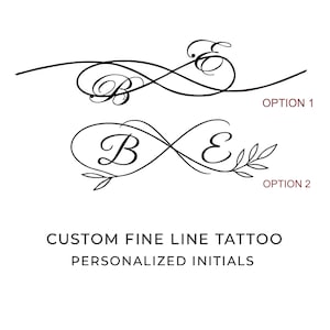 Può includere: Due opzioni per un design di tatuaggio personalizzato a linea sottile con le lettere "B" ed "E" in elegante corsivo. L'opzione 1 è un design fluido, mentre l'opzione 2 include un dettaglio a foglia. Il testo recita "CUSTOM FINE LINE TATTOO PERSONALIZED INITIALS."