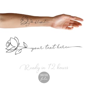 Peut inclure: Motif de tatouage en noir et blanc représentant une rose et le mot "blessed". Un deuxième motif montre une rose avec le texte "your text here". L'image est un fichier numérique.