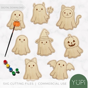 以下が含まれることがあります： 木製のハロウィーンをテーマにした切り抜きコレクション。お化け、猫、悪魔、カボチャなど。切り抜きは明るい色の木材で作られており、笑顔の顔が特徴です。画像には絵の具と筆も含まれています。画像には「デジタルダウンロード」と「SVGカットファイル|商用利用」と書かれています。