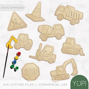 Pode incluir: Uma coleção de recortes de madeira com tema de construção, incluindo um cone de trânsito, um caminhão basculante, uma betoneira e uma escavadeira. A imagem também mostra um pincel e pequenos potes de tinta. O texto na imagem diz "DOWNLOAD DIGITAL" e "ARQUIVOS DE CORTE SVG | USO COMERCIAL".