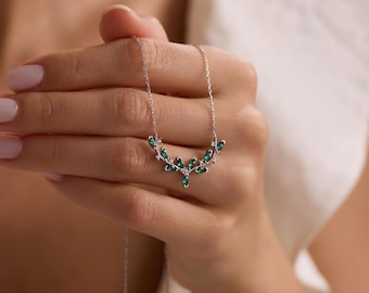 Collar de enredadera marquesa verde en plata de ley con elegante colgante de circonita con baño de rodio 925