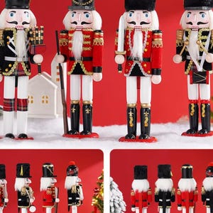 Pode incluir: Quatro quebra-nozes decorativos de madeira em vários uniformes, incluindo casacos vermelhos e pretos, calças brancas e botas pretas. Cada quebra-nozes tem barba e bigode brancos e um chapéu preto. O fundo é vermelho com decorações de Natal.