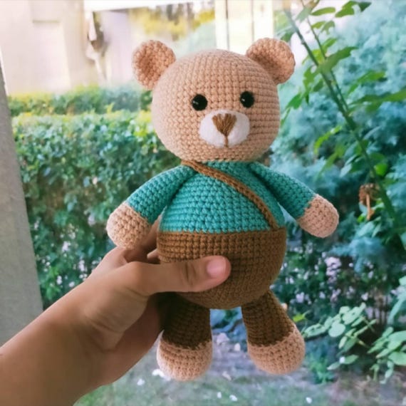 Oso de peluche amigurumi azul hecho a mano: suave juguete de