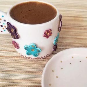 Tazza in ceramica floreale colorata fatta a mano - Tazza da caffè multicolore con dettagli dorati - Regalo in ceramica artistica