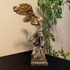 Mythologische Nike Engel Statue - Geflügelte Siegesskulptur im antiken Stil - 38 x 29 cm Braun Polyester Wohnkultur
