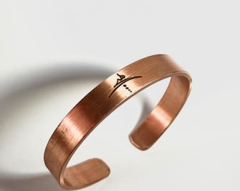 Brazalete de cobre macizo artesanal: joyería rústica ajustable