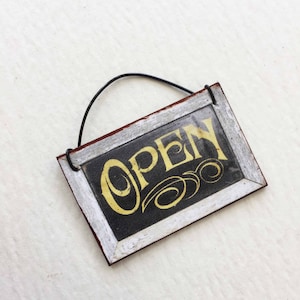 Letrero de ABIERTO de aspecto rústico desgastado en miniatura para casa de muñecas