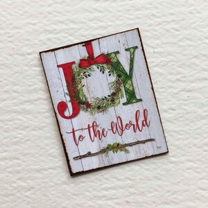 Cartel navideño en miniatura de JOY to the World con imagen de una corona de decoración navideña para casa de muñecas, tamaños a escala 1/24, 1/12 y 1/6