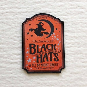 Letrero de Halloween en miniatura para casa de muñecas de la Sociedad de Sombreros Negros
