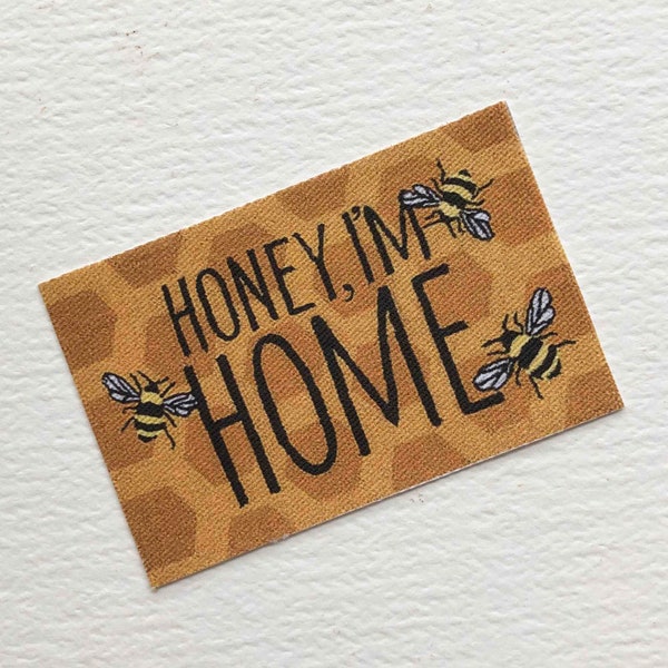 Poppenhuis Miniatuur Honing Ik ben Home Deurmat of Vloerkleed Met Bijen op Honingraat Patroon Achtergrond