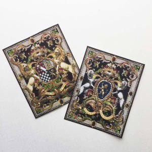 Peut inclure: Deux patchs brodés dorés et noirs avec un design de blason. Les patchs présentent un lion, une couronne et un bouclier à damier.