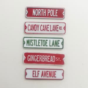 Letreros callejeros navideños en miniatura Elf Avenue, Mistletoe Lane, North Pole, Candy Cane Lane y Gingerbread St. en escalas 1/24 o 1/12