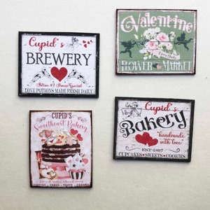 Su elección de cuatro letreros en miniatura para casa de muñecas con temática de San Valentín y Cupido