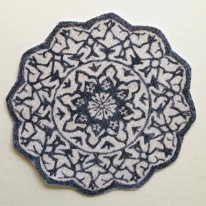 Miniature Round Scallop Edge Rug in Blue on Ivory