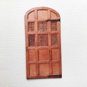 Miniatur Tür mit Bogen gewölbt in Holzoptik 1920er Tudor Design Tür 1:12 aus Pappe