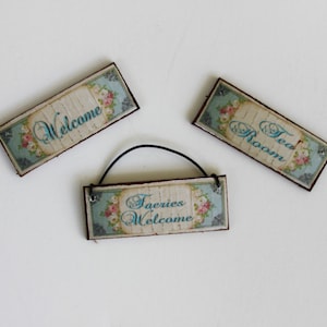 Letreros de bienvenida en miniatura de estilo shabby chic en tonos azules y rosas para casa de muñecas a escala 1:12