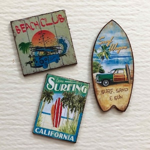 Letreros a escala en miniatura para surfistas en casas de muñecas de playa.