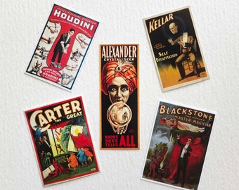 Puede incluir: Una colección de carteles de espectáculos de magia vintage con Houdini, Alexander el Vidente de Cristal, Kellar, Carter el Grande y Blackstone. Los carteles tienen colores vibrantes y representan varias ilusiones y actuaciones.