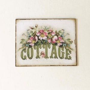 Letrero de cabaña en miniatura de aspecto vintage con rosas en varios tamaños