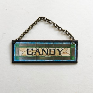 Letrero CANDY en miniatura de vidrio de imitación con cadena