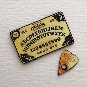 Ensemble de planches de Ouija miniatures dans une maison de poupée en trois dimensions