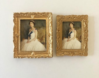 Puede incluir: Dos imágenes enmarcadas en oro de una mujer con un vestido blanco y una corona. Las imágenes son de diferentes tamaños y tienen marcos ornamentados.