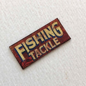Letrero de aparejos de pesca en miniatura, rústico y sucio, escala 1:12
