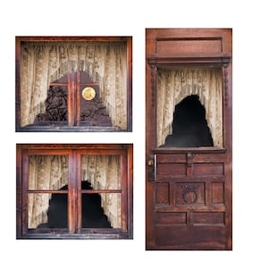 Op de afbeelding: Drie houten ramen en een deur met kantgordijnen. De ramen en de deur hebben grote gaten in het glas, waardoor een donker, schaduwrijk interieur zichtbaar is.