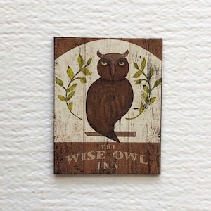 Cartel de diseño primitivo vintage en miniatura The Wise Owl Inn Escala de tamaños 1/24, 1/1/2 y 1/6