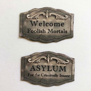 Espeluznante casa de muñecas en miniatura Grungy ASYLUM For the Criminally Insane and Welcome Foolish Mortals Signs en tamaños de escala 1/24 o 1/12