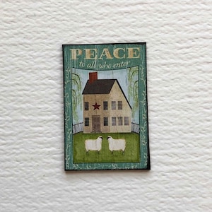 Casa de muñecas en miniatura signo primitivo de paz para todos los que entran con imágenes de Saltbox House y ovejas