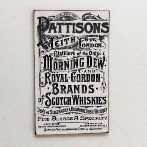 Reproducción en miniatura de un cartel publicitario de whisky escocés antiguo
