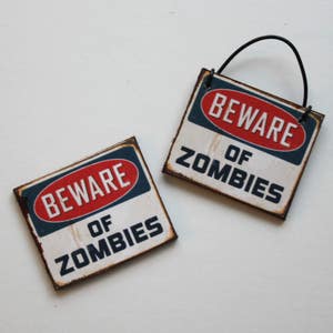 Miniatuur Pas op voor zombies: bord in 1:12 (Kies er één)