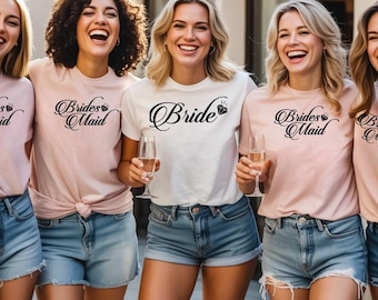Puede incluir: Un grupo de cinco camisetas de manga corta combinadas con pantalones cortos de mezclilla. Cuatro camisetas son de color rosa claro con el texto Brides Maid y un icono de diamante, y la central es blanca con el texto Bride y un diamante.