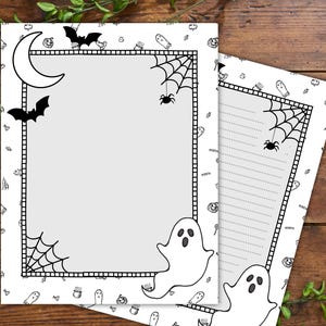 Może przedstawiać: Dwie arkusze papieru listowego o tematyce Halloween. Arkusze mają białą obw&oacute;dkę z czarno-białym wzorem nietoperzy, pająk&oacute;w, pajęczyn, duch&oacute;w i dyni. Gł&oacute;wny obszar jest szary, z liniami na jednym arkuszu.