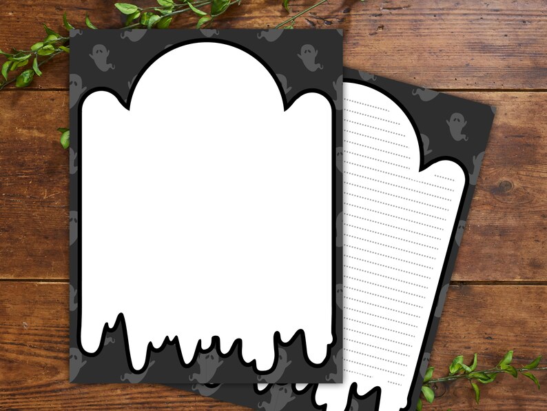 Może przedstawiać: Dwie kartki papieru listowego o tematyce Halloween. Papier listowy ma białe wnętrze z czarną obw&oacute;dką w kształcie ducha. Obramowanie jest ozdobione małymi sylwetkami duch&oacute;w na szarym tle. Jeden arkusz jest w linie.